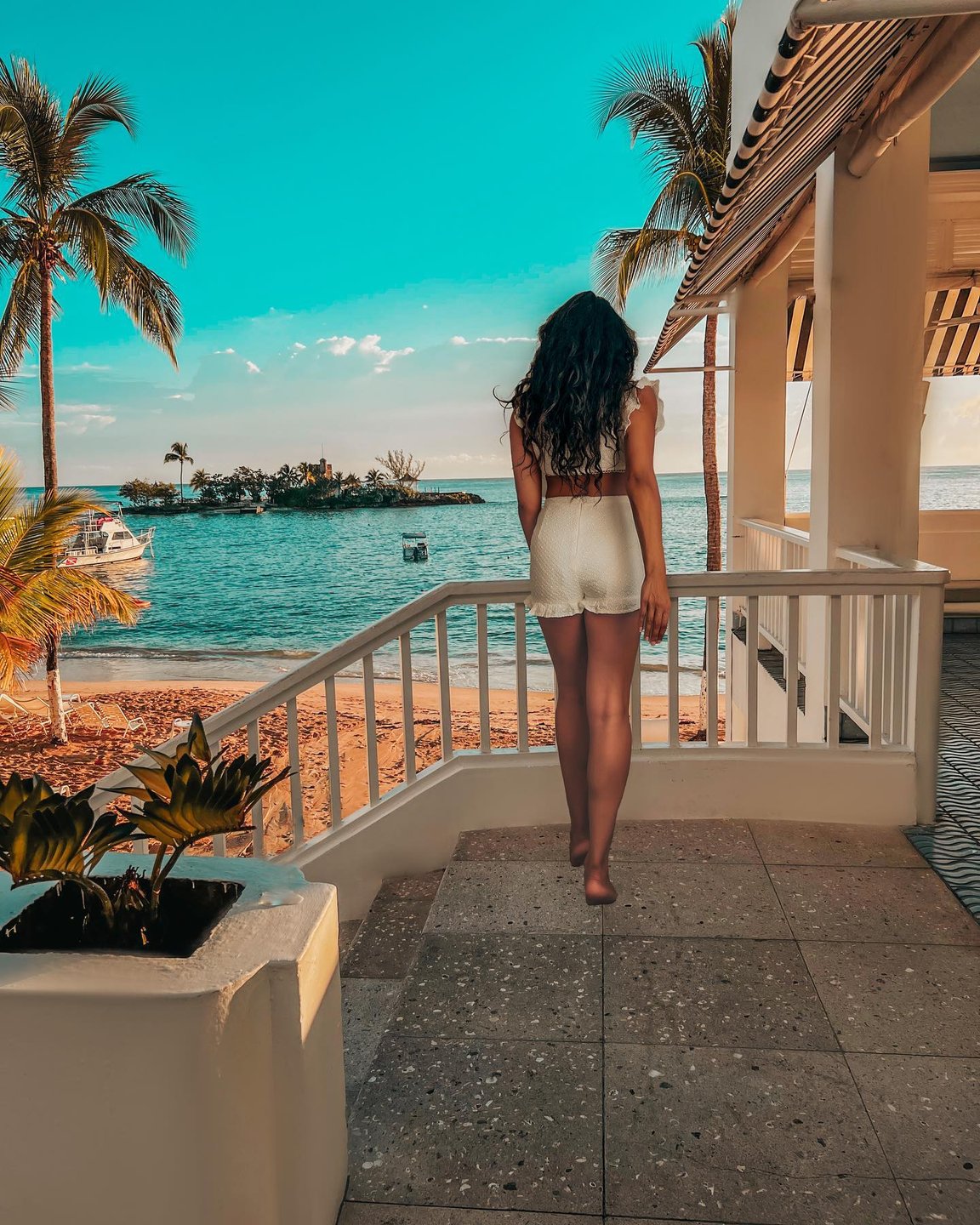 Playa tropical en Jamaica y mar Caribe