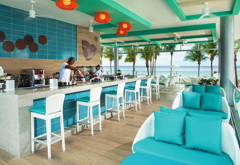 Riu Ocho Rios bar area